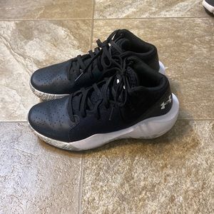 Under armor basketball shoes, size 5 1/2 in women’s